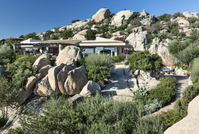 villa nestled in the rocks - Villa immersa nelle rocce - Villa in felsen eingebettet