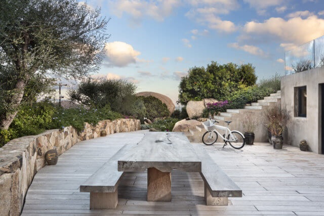 outdoor dining teakwood master piece table unique - zona pranzo in esterno iroko wood pavimenti -